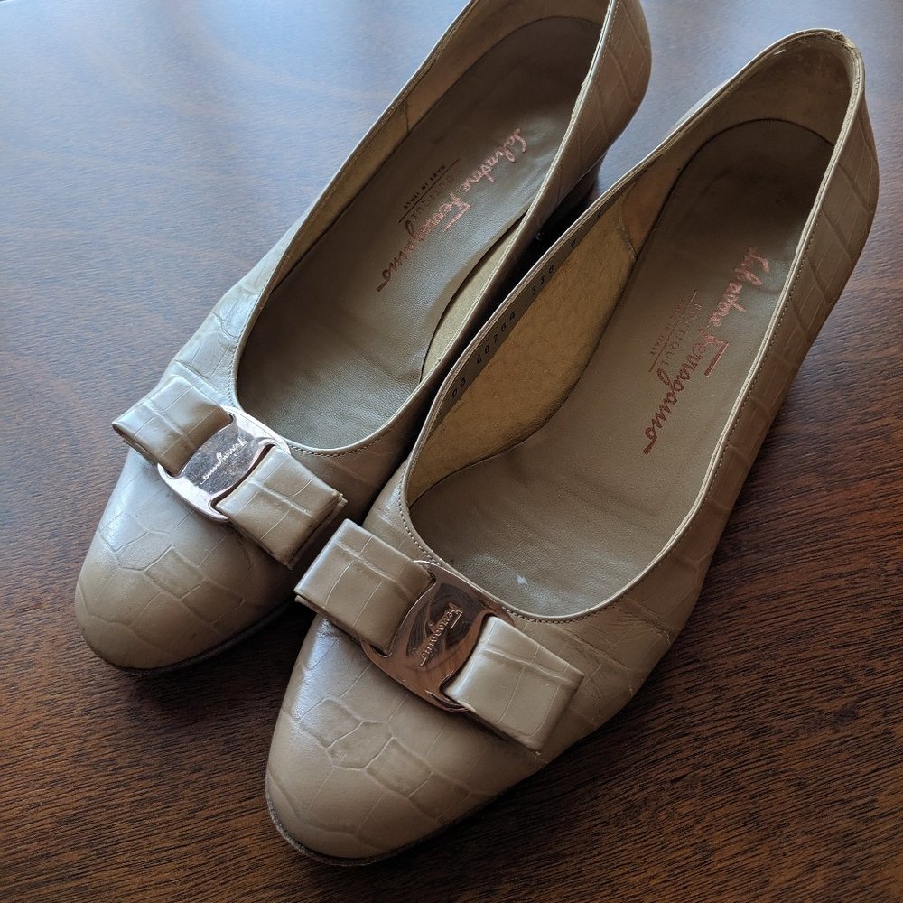 Vintage Ferragamo Vara pumps